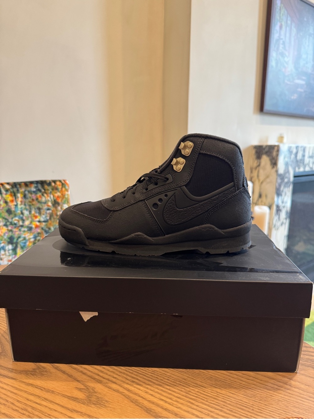 NWT NWT NIKE AIR Baltoro SP boots in black with metallic gold accents